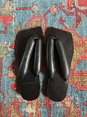 Women’s Black Padded Toe-Post Sandals